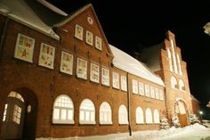 Montags bis freitags ab 17 Uhr wird die Türchen-Öffnung des Riesen-Adventskalenders am Kremper Tor live auf www.facebook.de/der.reporter übertragen.