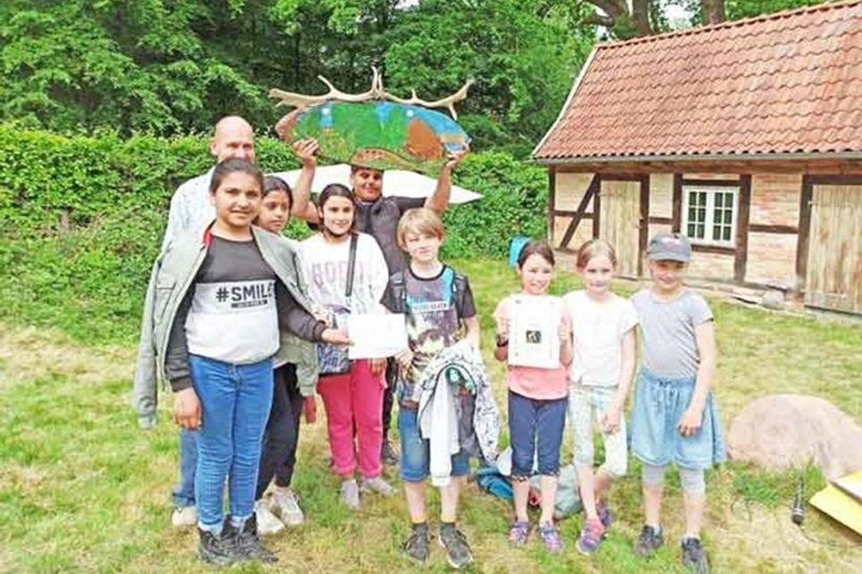 Die Kindern der Siegerklasse von der Außenstelle “Am Kleinen See” freuten sich über einen Gutschein für eine Aktion mit den Jägern des Eutiner Hegerings und den Wanderpokal für ihren Klassenraum. Den 2. Preis, ein Gutschein für eine Naturerlebnisveranstaltung bei ERNA, konnte sich die Klasse 4a sichern. Aber alle 4. Klassen meisterten den Parcours mit den 15 Aktionsstationen erfolgreich und erlangten tolle Ergebisse bei den Fragebögen und beim Zapfenwerfen.