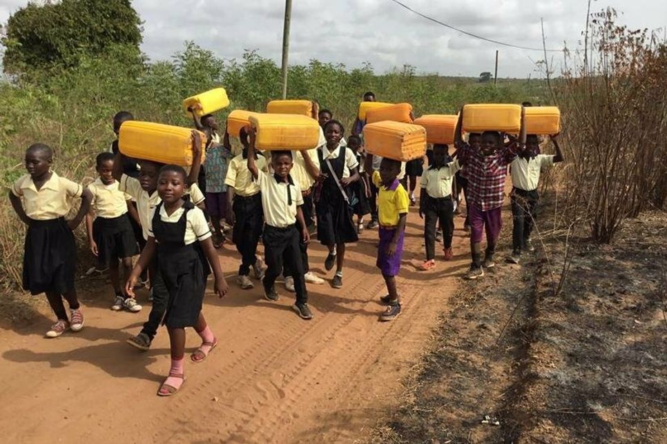 Sauberes Wasser, eine sichere Unterkunft, Schutz vor Gewalt, Bildung und Aufklärung sind nicht nur Grundbedürfnisse, sondern auch Grundrechte.