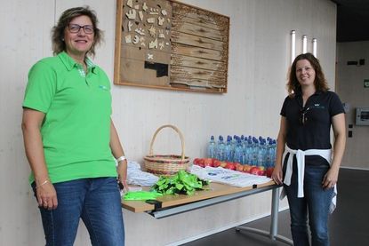 Sabine Grell von den Stadtwerken (lks.) und Vera Heß vom Tourismus-Service versorgten die Radler unter anderem mit Getränken, Snacks und Sattelschonern.