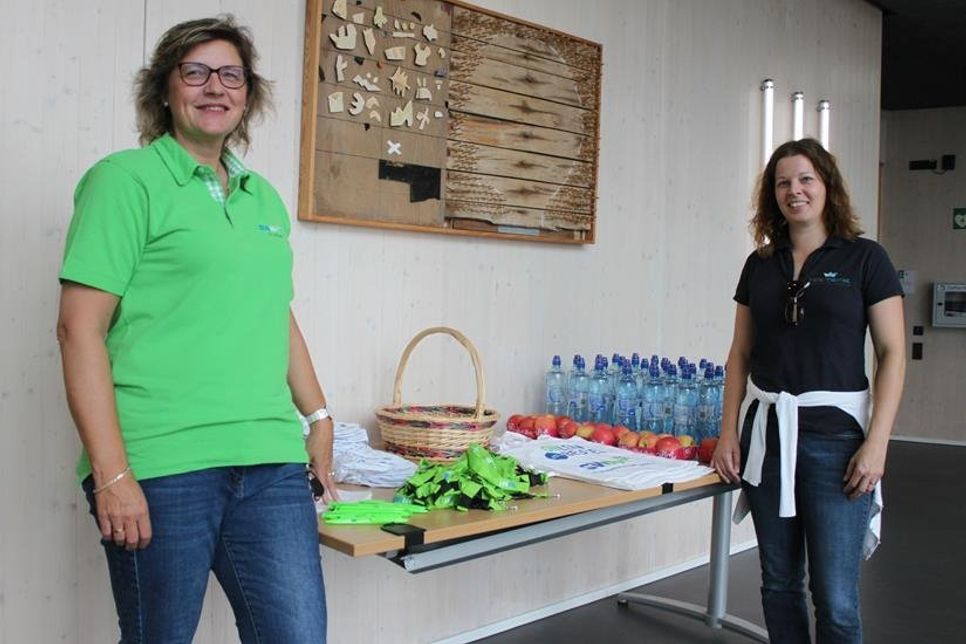 Sabine Grell von den Stadtwerken (lks.) und Vera Heß vom Tourismus-Service versorgten die Radler unter anderem mit Getränken, Snacks und Sattelschonern.