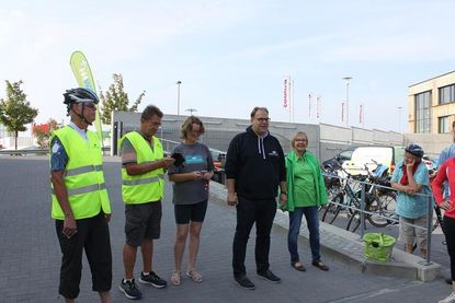 Bürgermeister Mirko Spieckermann begrüßte die Radler und freute sich über die vielen Teilnehmer.