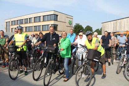 Ganz vorne dabei: Bürgermeister Mirko Spieckermann und Stadtwerke-Leiterin Vera Litzka (Mi.).
