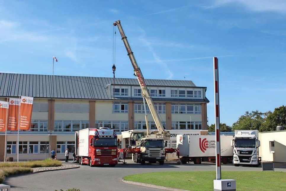 Per Schwertransportlieferung wurde der Magnetresonanztomograf in der Schön Klinik Neustadt angeliefert.