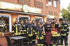 Am vergangenen Freitag übergab &amp;quot;Tasso&amp;quot; von der &amp;quot;Taverne Hellas&amp;quot; (3.v.r.) die Wintermützen an eine Abordnung der Feuerwehr Ratekau. (Foto: T. Dargatz)