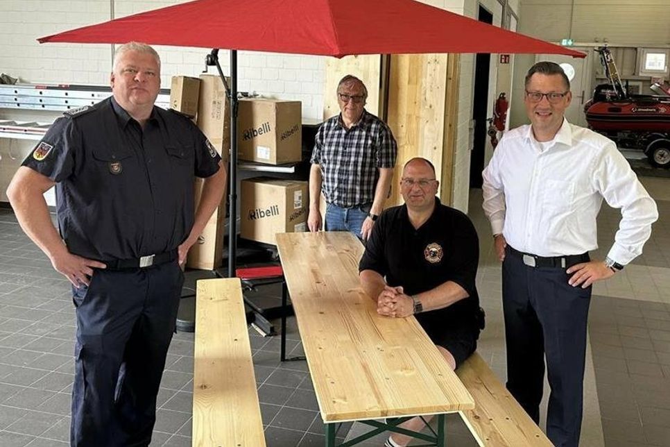 Matthias Fiehn (Festwart der FF), Jürgen von Schassen (Kassenwart), Florian Jaekel (1. Vorsitzender) und  Alexander Wengelewski (Stadtwehrführer) bei der Übergabe im Gerätehaus.