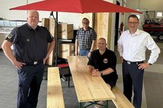 Matthias Fiehn (Festwart der FF), Jürgen von Schassen (Kassenwart), Florian Jaekel (1. Vorsitzender) und  Alexander Wengelewski (Stadtwehrführer) bei der Übergabe im Gerätehaus.