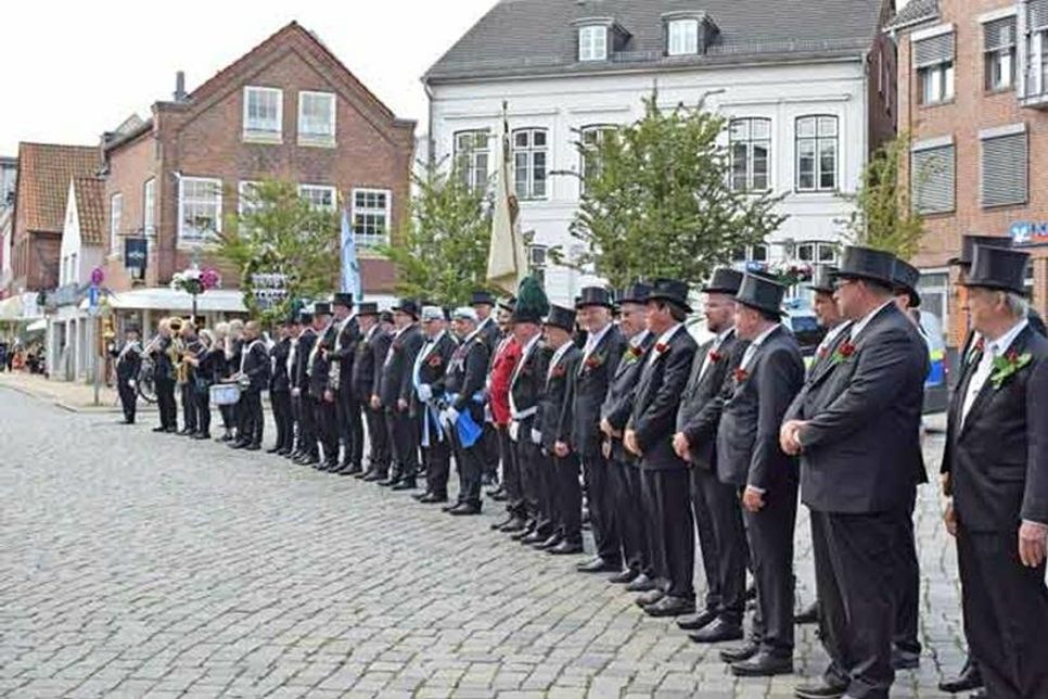 Auf dem Marktplatz: Gruß der Schützen an die Stadt