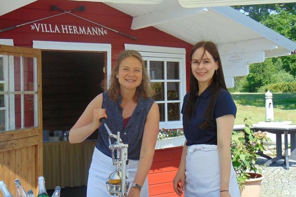 Die stellvertretende Hoteldirektorin Salome Klinner (lks.) wird von ihrer Mitarbeiterin Daryna Kelep an der Halfway-Hütte unterstützt.