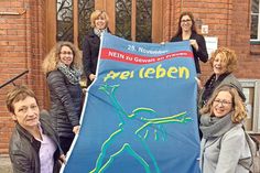 Als Gleichstellungsbeauftragte im Kreisgebiet Ostholstein weisen Silke Meints (von links nach oben um die Fahne herum), Natalia von Levetzow, Bärbel Vornweg, Silke Börke, Helga Hagedorn und Tanja Gorodiski auf den internationalen Tag gegen Gewalt an Frauen am 25. November hin. Passend dazu wird der Wingtsun-Workshop angeboten.