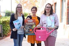 V. lks.: Julia Prange (Ostsee-Holstein-Tourismus), Tabea Braun (Tourismus-Agentur Lübecker Bucht) und Claudia Drögsler (Ostsee-Holstein-Tourismus) mit der beleuchteten Gieskanne, dem Symbol für geöffnete Geschäfte beim Late-Night-Shopping.