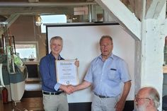 Obermeister Holmer Hahn (re.) überreicht Klaus Fischer die Ernennungsurkunde
zu Ehrenmitglied der Innung.