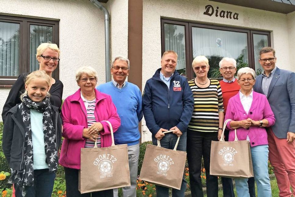 Karin Siems (4. v. re.) und Christine Steffen mit Tessa freuen sich in 3. Generation im Haus „Diana“ über ihre Stammgäste, wie Ute und Hermann Breiter aus Bad Windsheim, Roland Reller aus Paderborn und Giesela und Günther Königkrämer aus Gütersloh über die Auszeichnung von Grömitz‘ Tourismusdirektor Olaf Dose-Miekley.