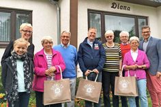 Karin Siems (4. v. re.) und Christine Steffen mit Tessa freuen sich in 3. Generation im Haus „Diana“ über ihre Stammgäste, wie Ute und Hermann Breiter aus Bad Windsheim, Roland Reller aus Paderborn und Giesela und Günther Königkrämer aus Gütersloh über die Auszeichnung von Grömitz‘ Tourismusdirektor Olaf Dose-Miekley.