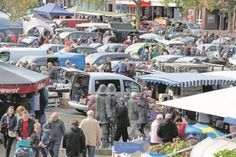 Einem wuselnden Ameisenhaufen glich das Flohmarkttreiben auf dem Marktplatz.