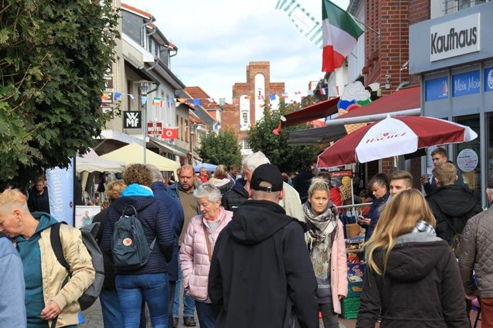 Ebenso in den angrenzenden Straßen tummelten sich einkaufsfreudige Besucher.