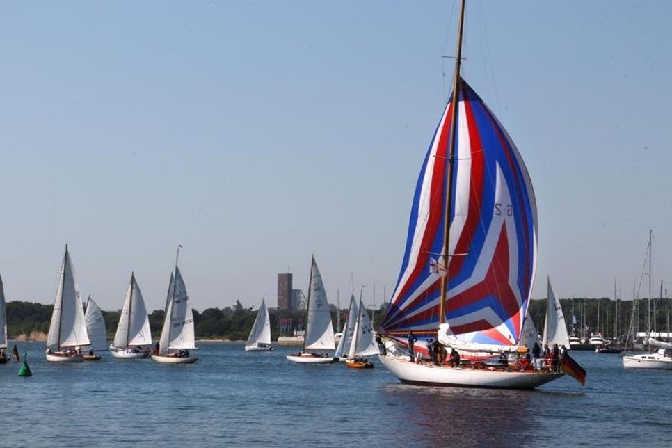 Vom Hafen aus geht es auf die Regattabahn in die Lübecker Bucht.
