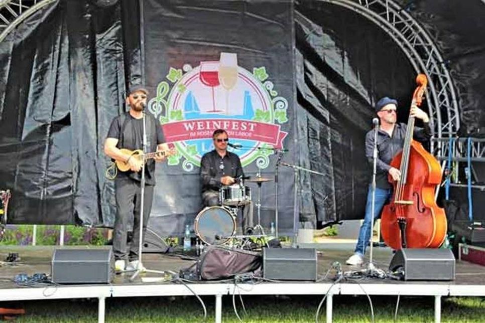 Live-Musik von der Pop-Rock-Gruppe „Ten To Go“