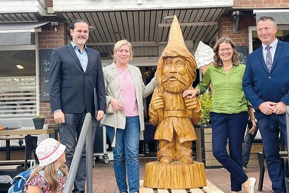 Als Überraschungsgeschenk „übergaben“ Bad Schwartaus Bürgermeisterin Dr. Katrin Engeln (2.v.r) und Stadtpräsidentin Wiebke Zweig einen Zwerg aus Eichenholz an die polnische Delegation um Bürgermeister Marcin Naruszewicz.