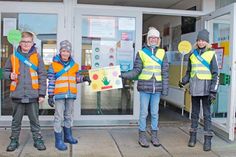 Stolz präsentieren die Schüler der dritten und vierten Klassen, Michel, Luis, Selina und Sophia (von links) der Dörfergemeinschaftsschule Probsteierhagen die neuen Westen, mit denen die Umsetzung der Corona-Regeln noch besser gelingen soll. Die Westen sind eine Spende des Lions-Club Sconeberg. Die vier Kinder sind auch Schulhoflotsen und werden die Lehrer unterstützen. Für ihre Schulkameraden haben sie ein Plakat gestaltet, auf dem die Regeln anschaulich erklärt werden.