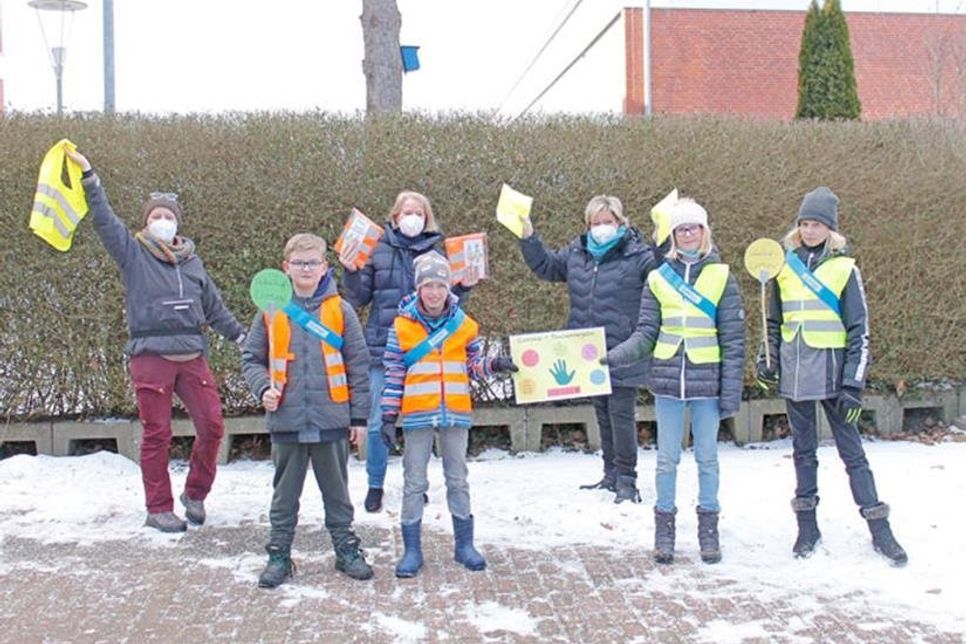 So kann der Präsenzunterricht beginnen. Die Grundschule Probsteierhagen hat vom Lions Club Sconeberg 230 Kinderwesten in gelb und orange bekommen, damit die Kohorten-Trennung auf dem Schulgelände besser umgesetzt werden kann. Die Schulsozialarbeiterin, Marion Timmann (li.) und die Schulleiterin, Beate Hammerschmidt (Mitte) freuen sich mit ihren Schülern Michel, Luis, Selina und Sophia (von li. nach re.) über die Spende, die auf Initiative des Lions Mitglied Gisela Henning erfolgt ist. .