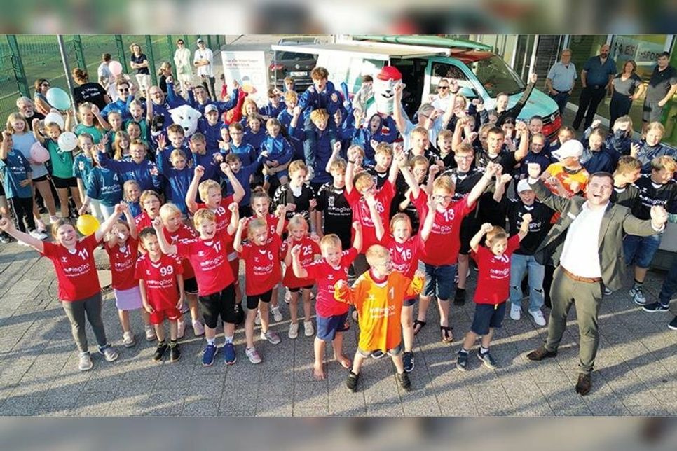 Bei der großen Übergabe freuen sich die Gewinner der Trikotaktion der Sparkasse Holstein bei Eistee und Snacks zusammen mit Fabian Dermitzel aus der Filiale Bad Schwartau über die neue Sportbekleidung.