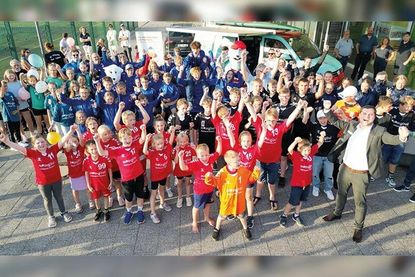 Bei der großen Übergabe freuen sich die Gewinner der Trikotaktion der Sparkasse Holstein bei Eistee und Snacks zusammen mit Fabian Dermitzel aus der Filiale Bad Schwartau über die neue Sportbekleidung.