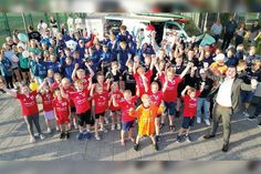 Bei der großen Übergabe freuen sich die Gewinner der Trikotaktion der Sparkasse Holstein bei Eistee und Snacks zusammen mit Fabian Dermitzel aus der Filiale Bad Schwartau über die neue Sportbekleidung.