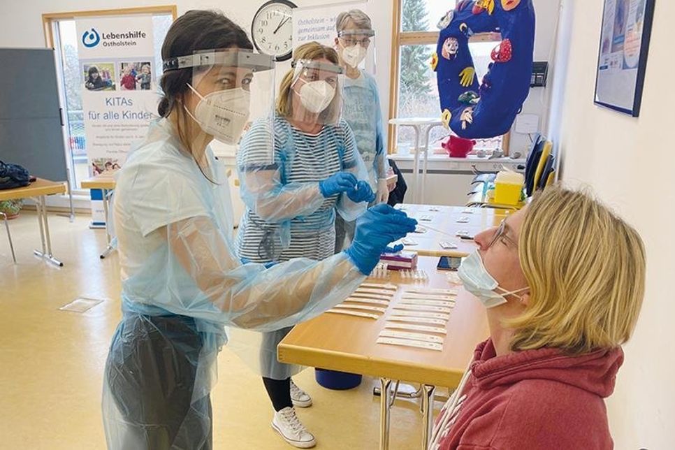 Die Lebenshilfe Ostholstein bietet ihren Beschäftigten aus den  Kitaeinrichtungen und des Förderzentrums an, sich vor Ort auf das Corona-Virus testen zu lassen: Elmar Wulff (Pflegekraft Schule am Papenmoor), Sabrina Greim, (Kinderkrankenschwester), Ayda Nagorski (Pflegekraft Schule am Papenmoor), Melanie Müller (Kitaleitung Langenfelde und Kita am Papenmoor).