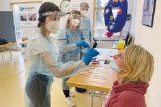 Die Lebenshilfe Ostholstein bietet ihren Beschäftigten aus den  Kitaeinrichtungen und des Förderzentrums an, sich vor Ort auf das Corona-Virus testen zu lassen: Elmar Wulff (Pflegekraft Schule am Papenmoor), Sabrina Greim, (Kinderkrankenschwester), Ayda Nagorski (Pflegekraft Schule am Papenmoor), Melanie Müller (Kitaleitung Langenfelde und Kita am Papenmoor).