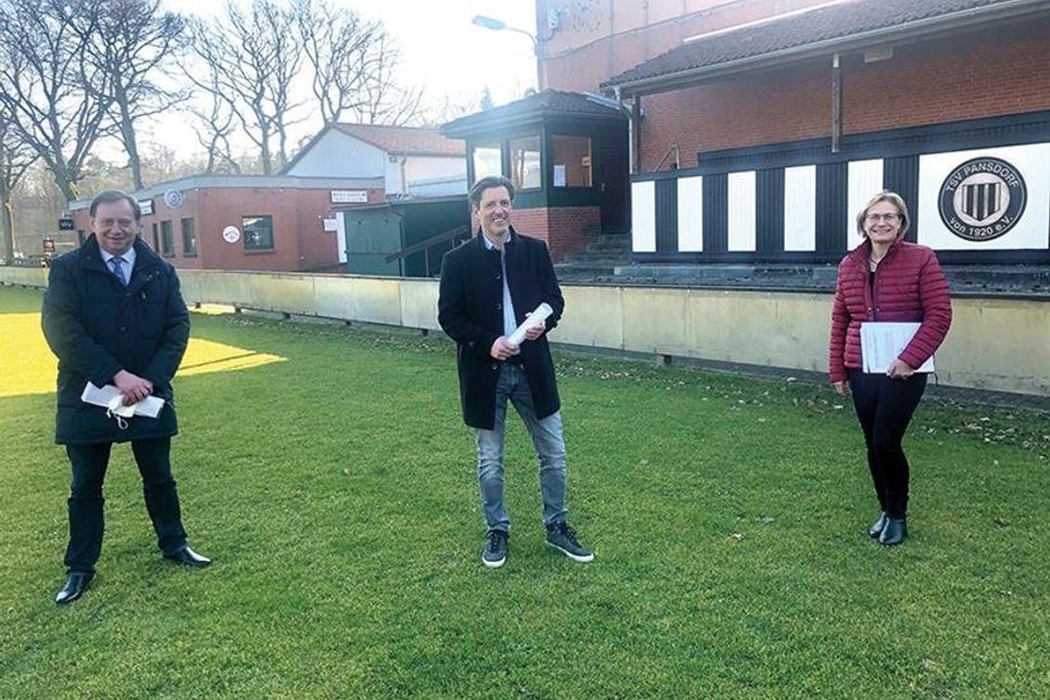 Ingo Gädechens (l.), Ratekaus Bürgermeister Thomas Keller und Bauamtsleiterin Karin John beim Vor-Ort-Termin vor der Sporthalle Pansdorf.