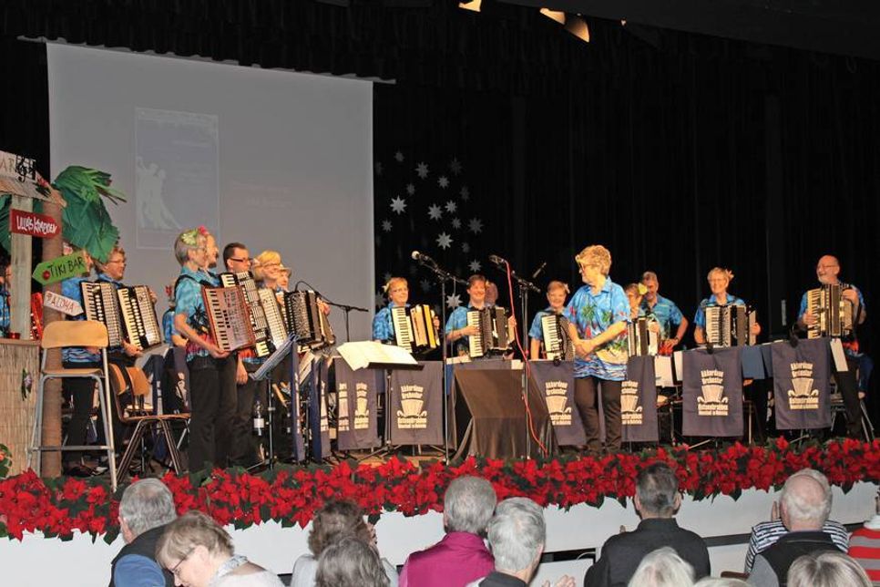 Bühne frei für Orchesterleiterin Ulla Borchert und ihre Ostseekrabben im Theatersaal der Jacob-Lienau-Schule.