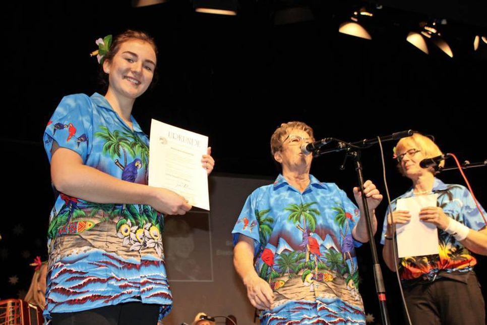 Margarita Rubinstein (lks.) wurde für 10 Jahre Orchesterspiel mit der silbernen Nadel geehrt.