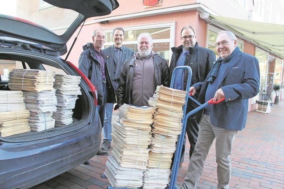 Rudolf Böckenhauer, Dr. Frank Wilschewski, Jürgen Weßlin, Mirko Spieckermann und Norbert Kahl (v. lks.) bei der Anlieferung.
