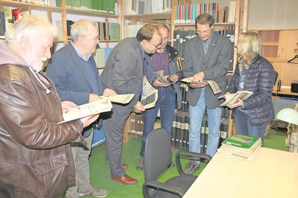 „Zeitgeschichte pur“: Sofort wurde interessiert in den Ausgaben geblättert.