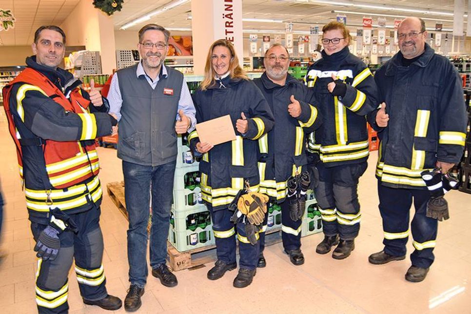 Top und Daumen hoch! Im Beisein seiner Kameradinnen Michelle Brinkmann (2.v.r.) und Kassenwartin Sandra Helbig sowie seiner Kameraden Frank Vergin und Udo Caliebe (r.) nimmt Ratekaus Ortswehrführer Markus Thiel den Umschlag mit der Geldspende entgegen. (Foto: Stefan Setje-Eilers)