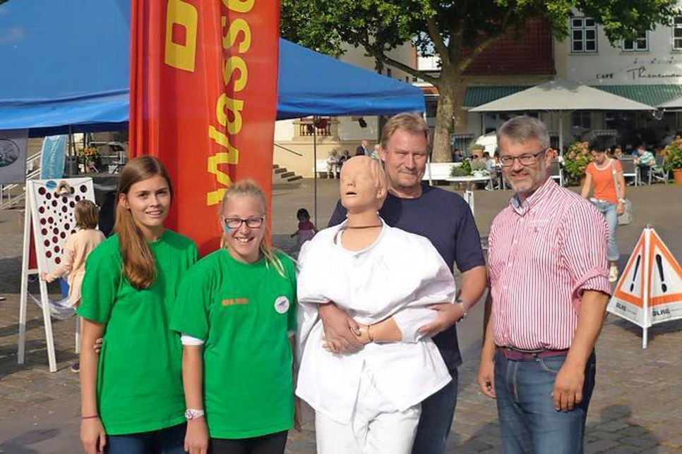 Über die neue Wiederbelebungspuppe freuen sich die Mitglieder des Jugendeinsatzteams Marike Flenker, Mia Techau, der 2. Vorsitzende Heiko Nellies und der Sponsor Jürgen Mohr, Geschäftsführer vom Eska Kaufhaus (v. lks.).
