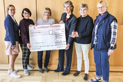 Strahlende Gesichter bei der Spendenübergaben (v..l.): Tanja Gorodiski (Gleichstellungsbeauftragte der Stadt Bad Schwartau), Andrea Schöttler und Katrin Flick (LandFrauenVerein), Cornelia Stüwe (mamazone) sowie Gisela Grafe und Angela Behrens (Frauenforum). Foto: hfr