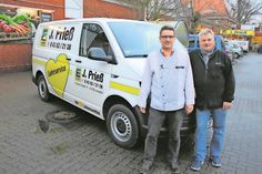Edeka-Inhaber Joachim Prieß (lks.) mit Ausfahrer Klaus-Dieter Bargholz.