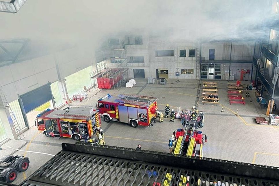 Ein Feuer in einem Wohngebäude wurde am Oxer simuliert und von den Einsatzkräften bekämpft.
