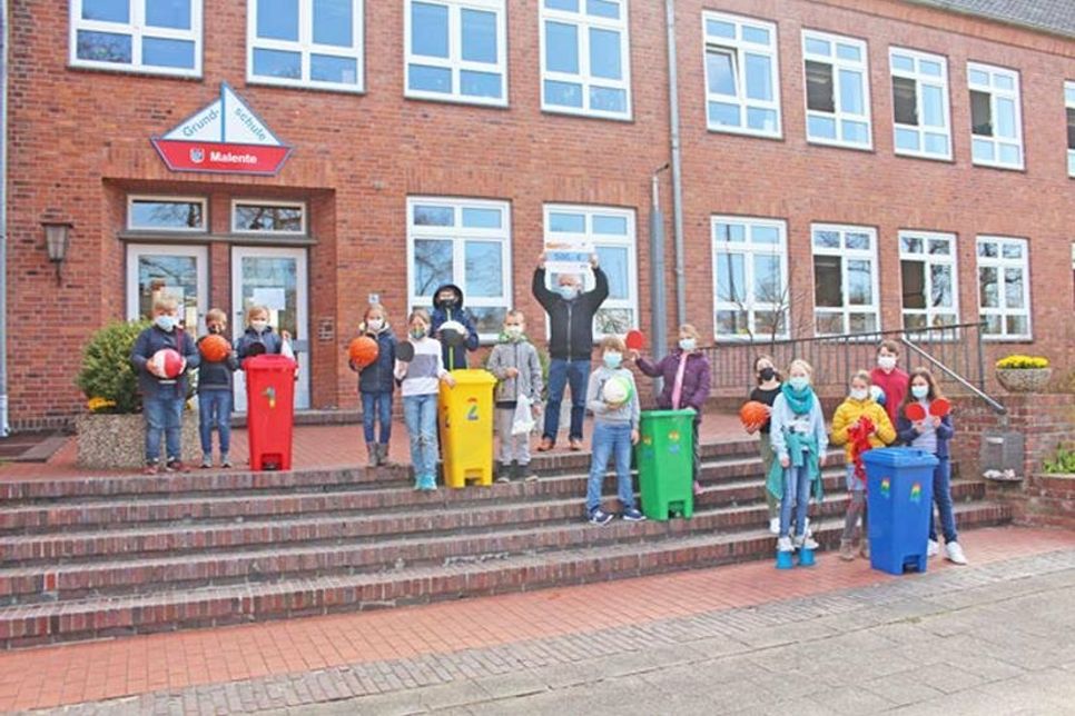 Jeder Jahrgang der Grundschule Malente erhielt eine eigene Spieltonne: Jakob, Mome, Lucas, Jana, Ida, Leon, Jerome, Tjark, Maya, Charlott, Nyla, Anike, Neel und Loena (von links) freuen sich jetzt noch mehr auf die Pausen