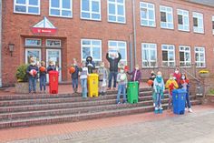Jeder Jahrgang der Grundschule Malente erhielt eine eigene Spieltonne: Jakob, Mome, Lucas, Jana, Ida, Leon, Jerome, Tjark, Maya, Charlott, Nyla, Anike, Neel und Loena (von links) freuen sich jetzt noch mehr auf die Pausen