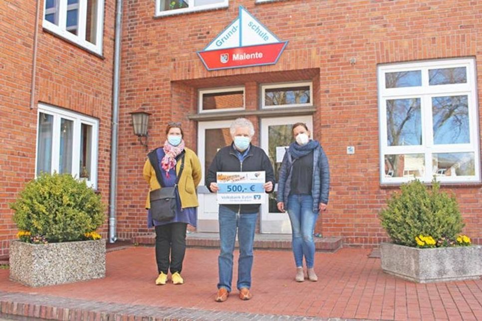 Die neue Leitung des Schulvereins freut sich über die Spende: Erste Vorsitzende Laura Brenneis (links), zweite Vorsitzende Natascha Gottschalk (rechts) mit Schulleiter Uwe Borchers (mitte)