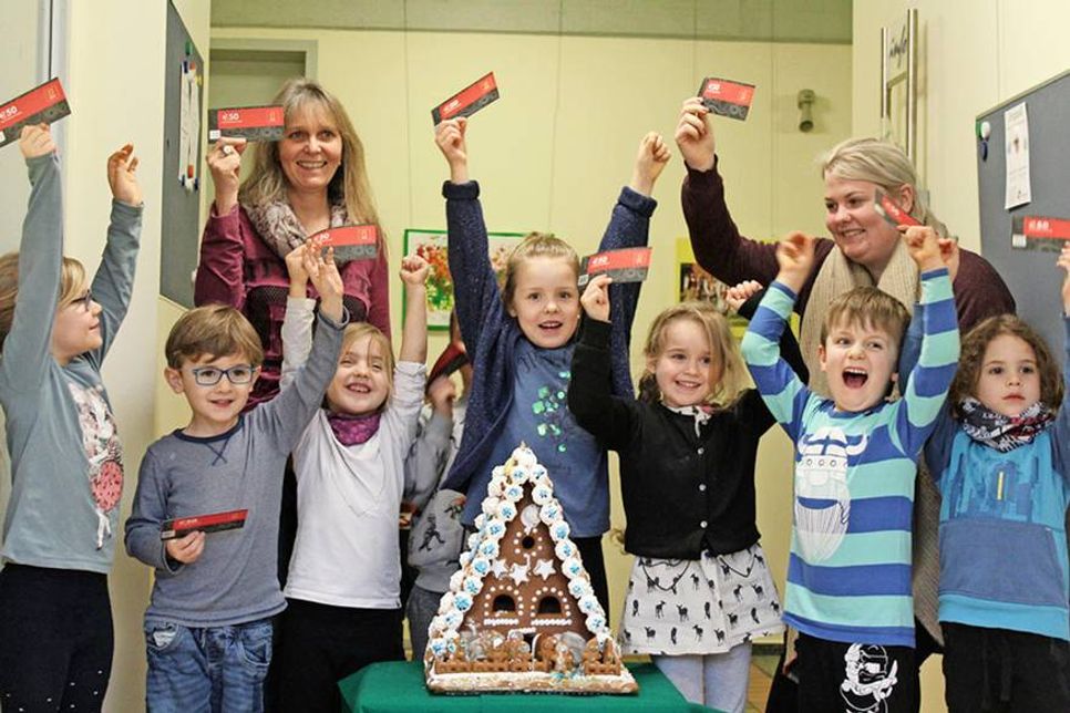 Groß war die Freude bei den mitwirkenden Kindern und Petra Bendfeldt (l.), heilpädagogische Fachkraft sowie Jill Ballo, sozialpädagogische Assistentin, der Kindertagesstätte „Mittenmang“.