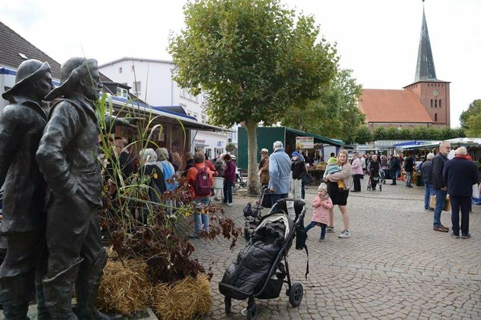 Mit Stroh, Blättern und Sonnenblumen dekoriert, haben die Fischer die Wochenmarktgäste empfangen.