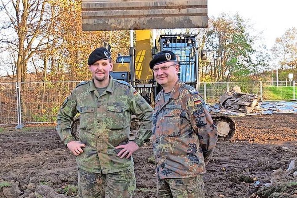Dort wo ein zentrales Waffenkammer-Gebäude entstehen soll, muss erst einmal die kontaminierte Erde abgetragen werden. Foto: Hasse