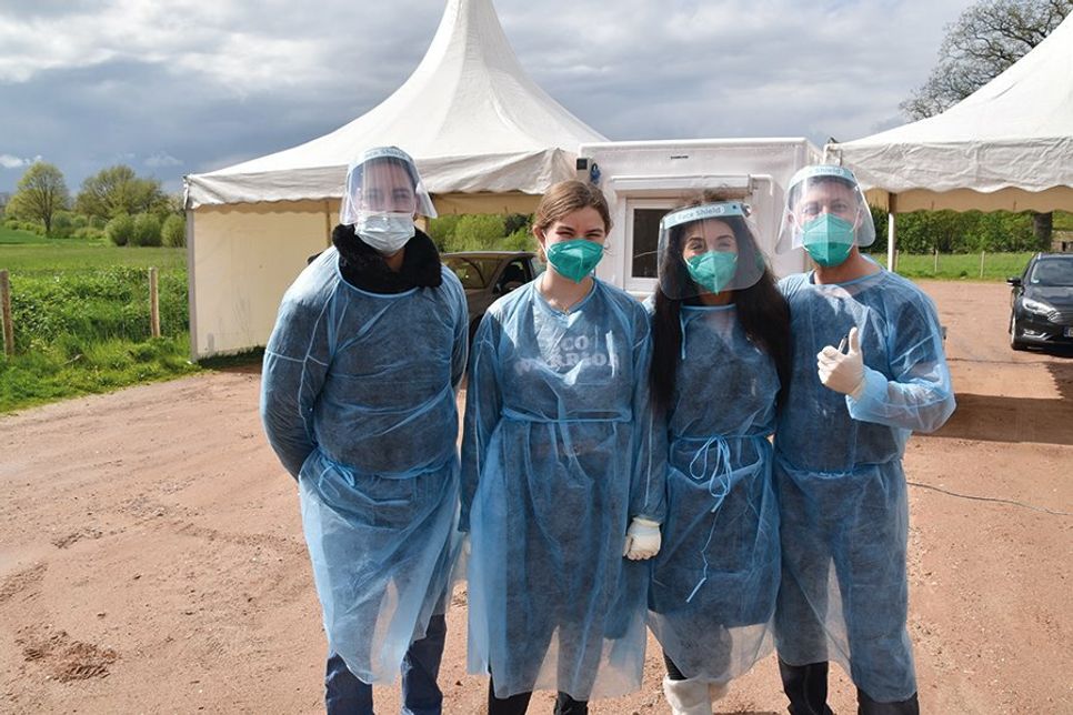 Die Betreiber Janine Böhme (2.v.re.) und Andreas Günther (rechts) mit den Mitarbeitern Charlotte und Hüseyin (links) vor der Drive In-Teststation in Hemmelsdorf.