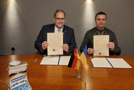 Bürgermeister der Stadt Neustadt, Mirko Spieckermann (lks.), und Bürgermeister der Stadt Nizhyn, Oleksandr Kodola, bei der Unterzeichnung der Städtepartnerschaftsvereinbarung.