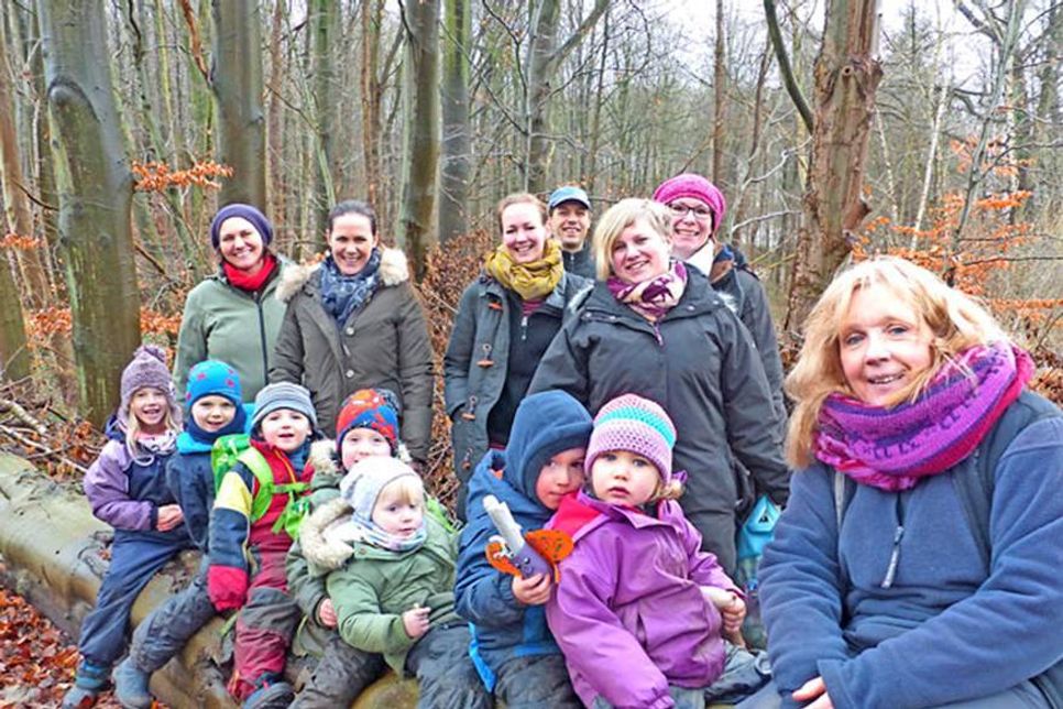 Die Eltern der Malenter Waldkinder sind in Sorge: Aufgrund der unsicheren Wetterlage ist die Betreuungssituation von Tag zu Tag mindestens ebenso unsicher, denn eine vernünftige Notunterkunft in der Nähe des Bergen Gehölzes, wo der Malenter Waldkindergarten zuhause ist, gibt es nicht. Bei Sturm oder Hagel, bei jeder extremen Wettersituation, die immer häufiger werden, muss der Kindergarten schließen.