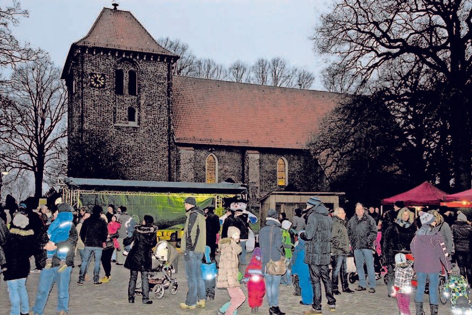 Auf dem Kirchplatz im Schatten der St. Katharinen-Kirche wird zum weichnachtlichen Bummel eingeladen.